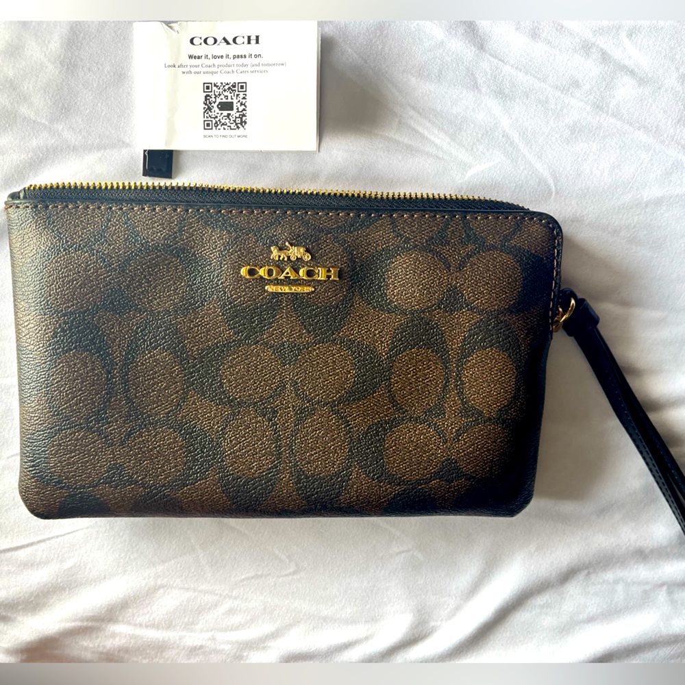 COACH LARGE CORNER ZIP WRISTLET IN SIGNATURE CANVAS